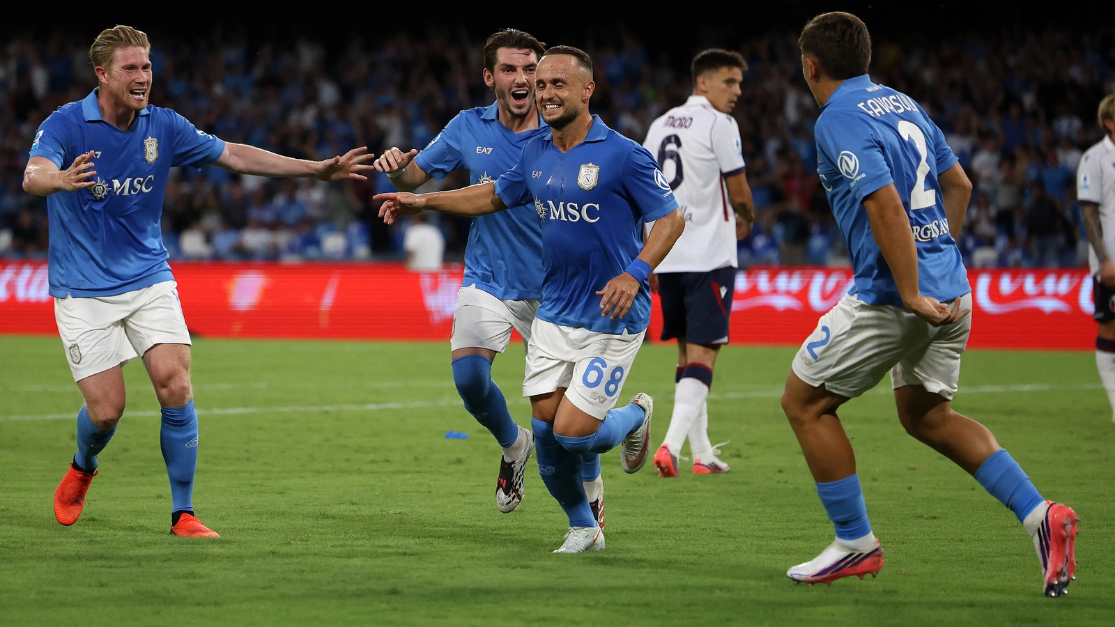 Serie A : Napoli bat Bologne 1-0, Lecce s'impose 3-2 contre Monza